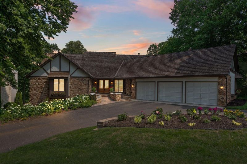 10812 Mount Curve Rd, Eden Prairie, MN 55347