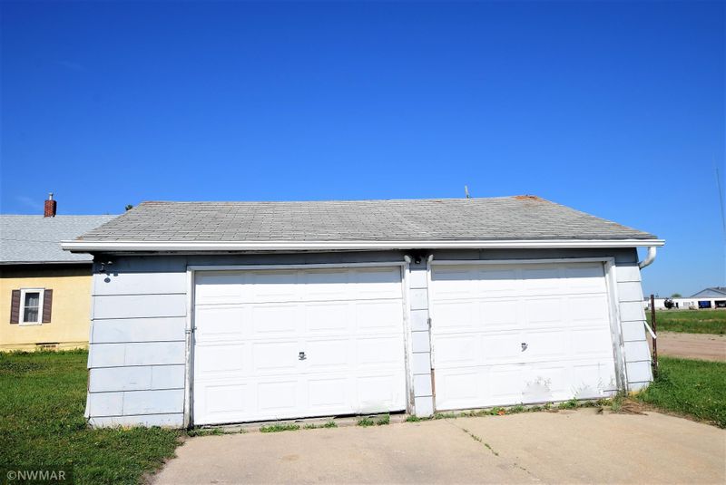 401 3rd St NW, Roseau, MN 56751