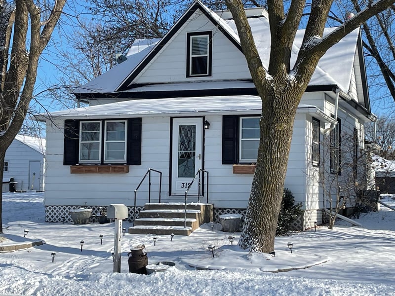 312 Bluejay Ave, Mayer, MN 55360