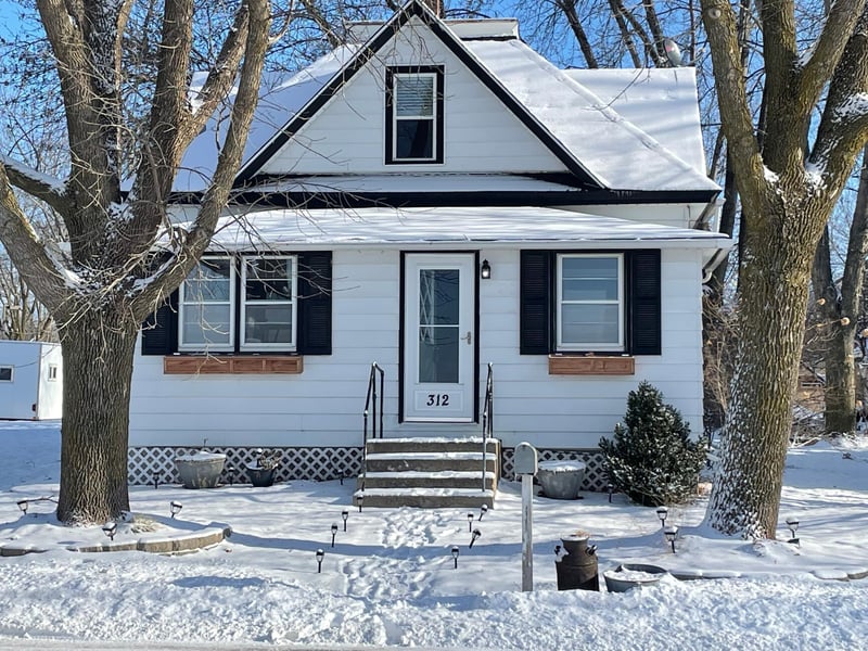 312 Bluejay Ave, Mayer, MN 55360
