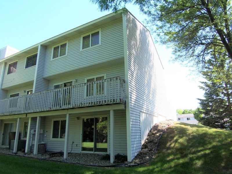 2204 Tower Ct, Woodbury, MN 55125