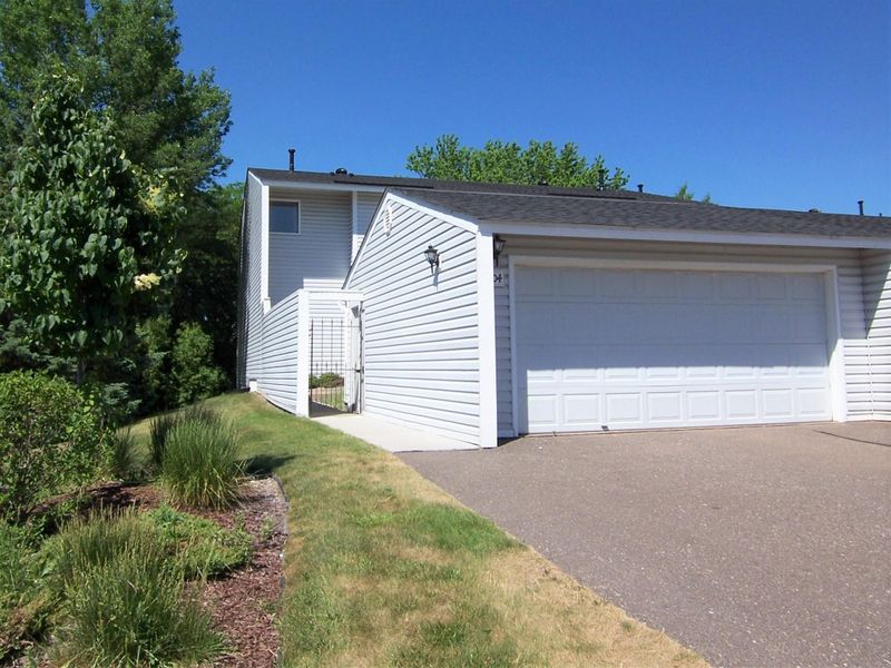 2204 Tower Ct, Woodbury, MN 55125