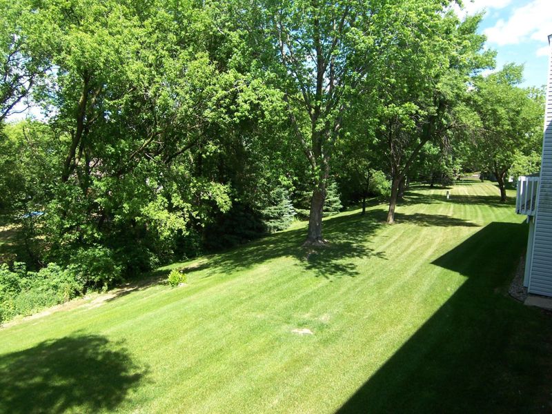 2204 Tower Ct, Woodbury, MN 55125
