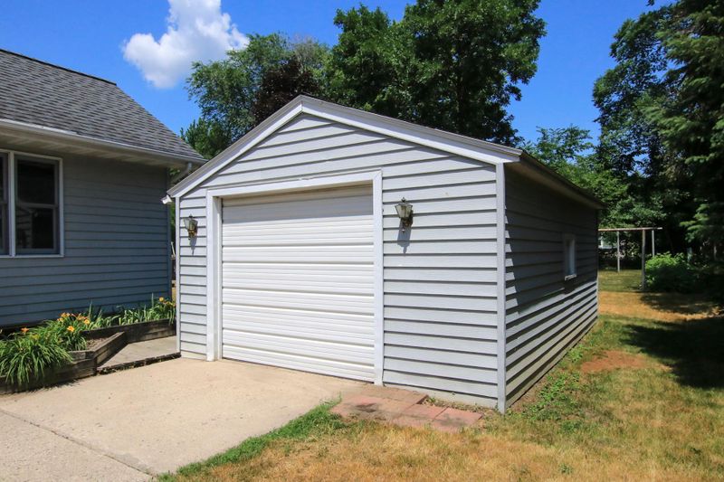 703 E 3rd St, Litchfield, MN 55355