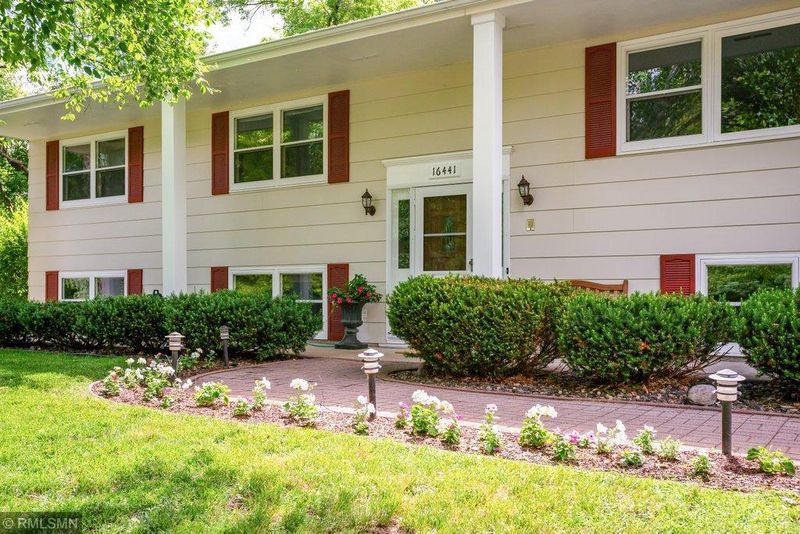 16441 Creekside Cir, Minnetonka, MN 55345
