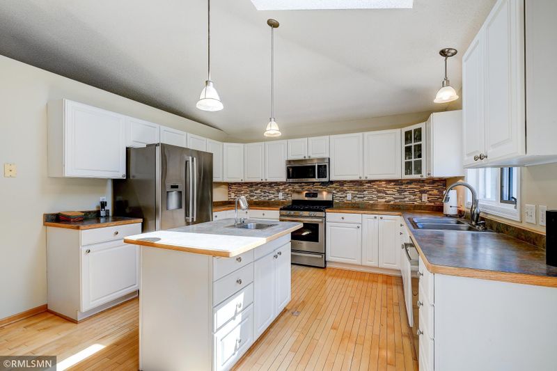 17323 Wexford Dr, Eden Prairie, MN 55347