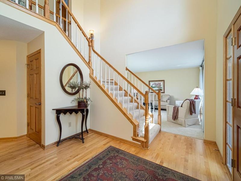 8934 Victoria Dr, Eden Prairie, MN 55347