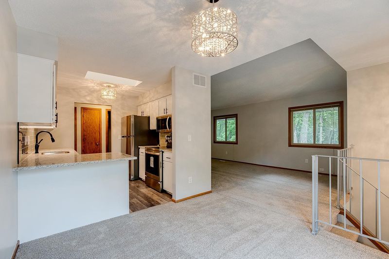 9635 Hampshire Ln, Eden Prairie, MN 55347