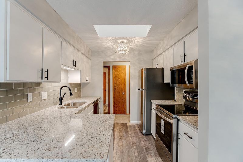 9635 Hampshire Ln, Eden Prairie, MN 55347