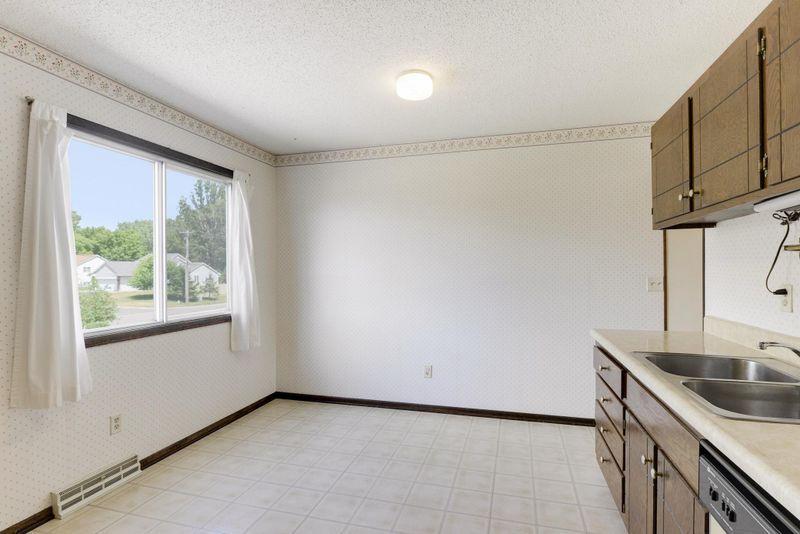 2358 Londin Ln E, Maplewood, MN 55119