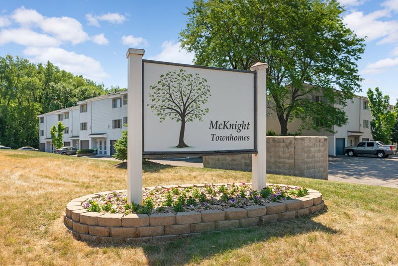 2358 Londin Ln E, Maplewood, MN 55119