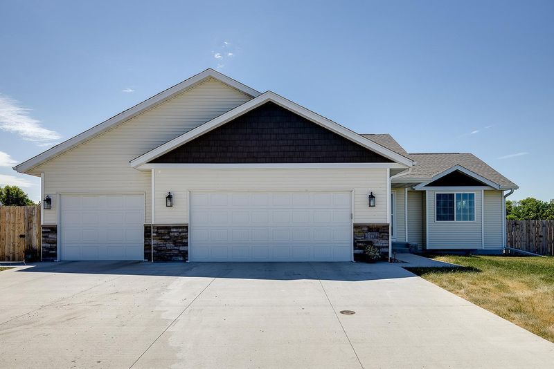 2376 Rolling Green Ln, North Mankato, MN 56003