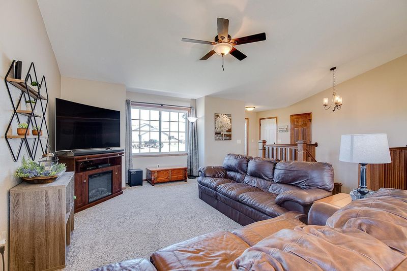 2376 Rolling Green Ln, North Mankato, MN 56003