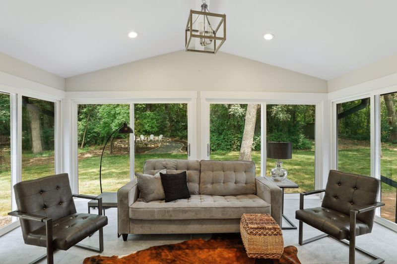 12010 Mayflower Cir, Minnetonka, MN 55305