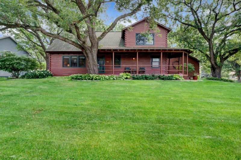 94 Bridgewater Dr, Vadnais Heights, MN 55127