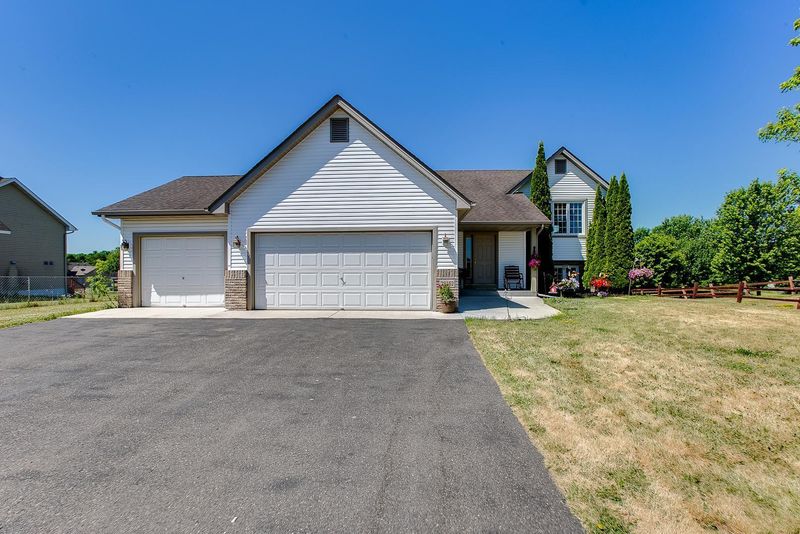 28452 Lakeside Trl, Lindstrom, MN 55045