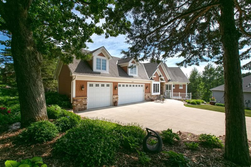 977 Woodview Cir, Carver, MN 55315