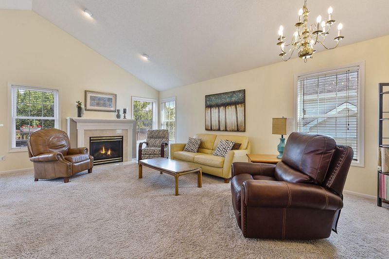 913 Lindsey Ln, Hopkins, MN 55343