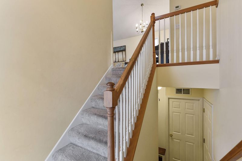 913 Lindsey Ln, Hopkins, MN 55343