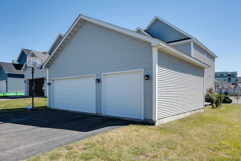 2902 Mark Twain Dr, Chaska, MN 55318
