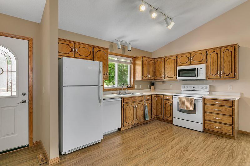 925 Sierra Ln, Saint Cloud, MN 56303