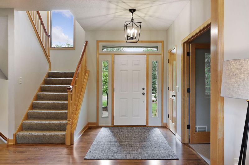 8900 Highview Ln, Woodbury, MN 55125