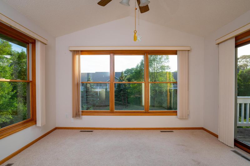668 Overlook Dr, Roseville, MN 55113