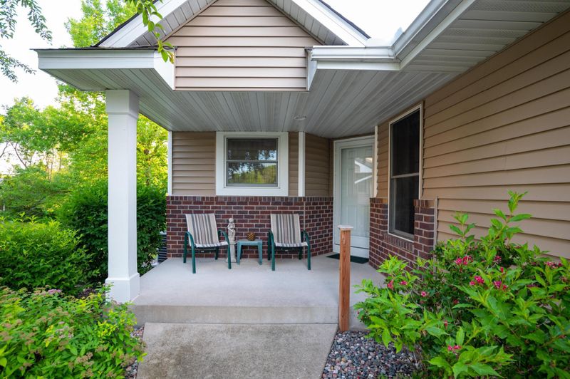 668 Overlook Dr, Roseville, MN 55113