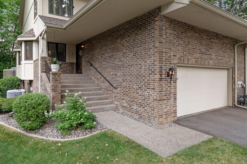 1101 Hollybrook Dr, Wayzata, MN 55391