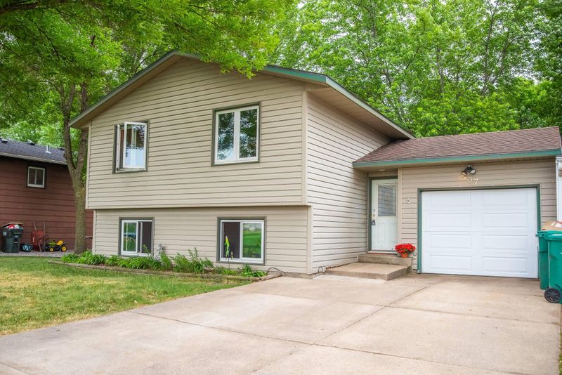 507 Westgate Dr, Winsted, MN 55395