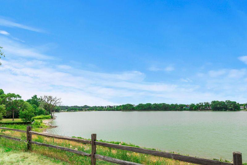 4050 Shoreline Dr, Robbinsdale, MN 55422