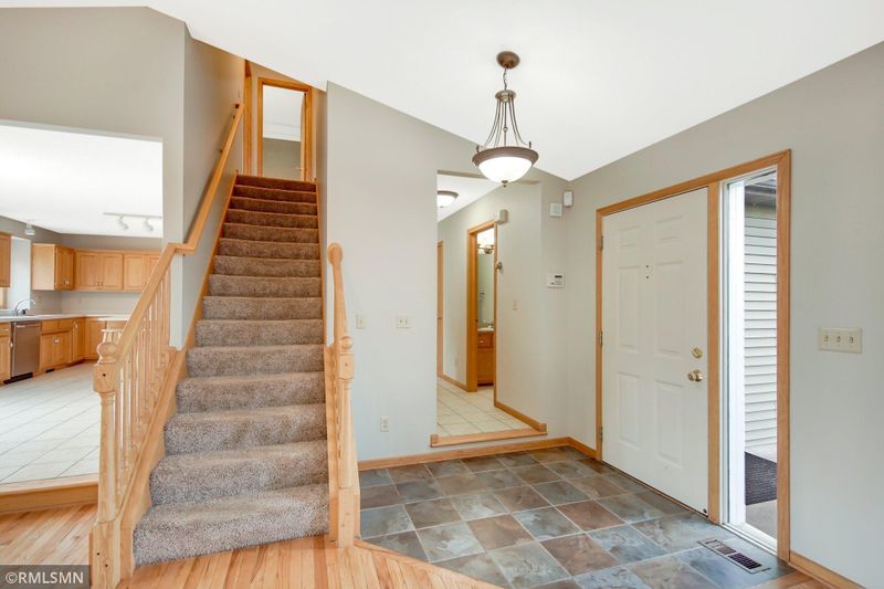 7048 Cottonwood Ct, Hugo, MN 55038