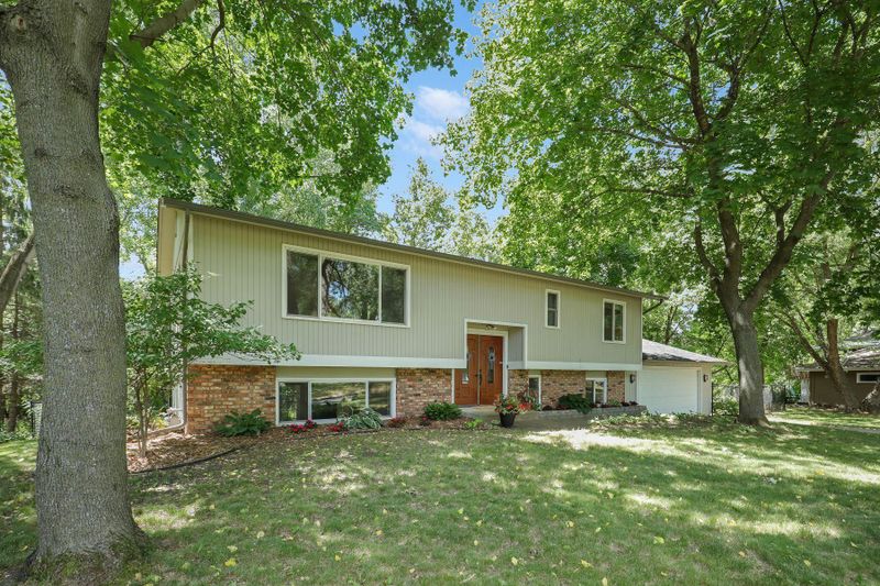 15907 S Lund Rd, Eden Prairie, MN 55346