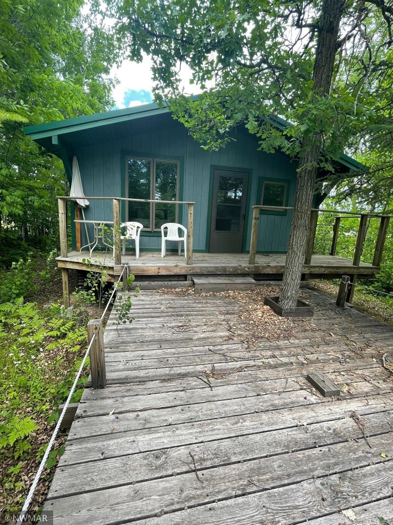 1095 Jochim Dr NW, Baudette, MN 56623