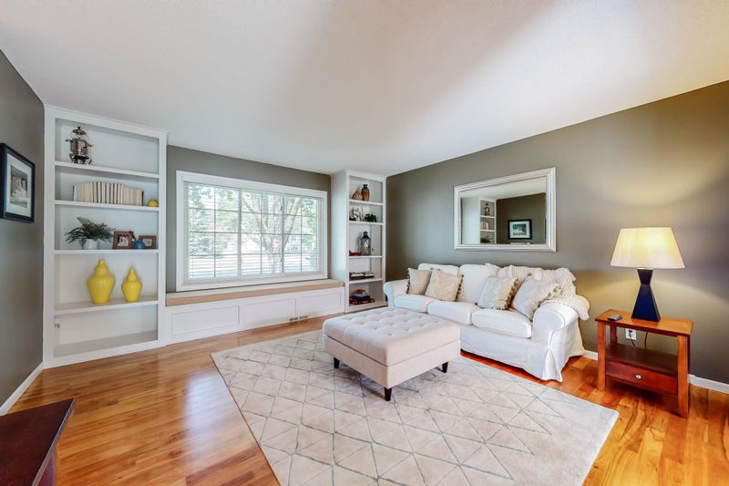 11611 Rodeo Dr, Burnsville, MN 55337