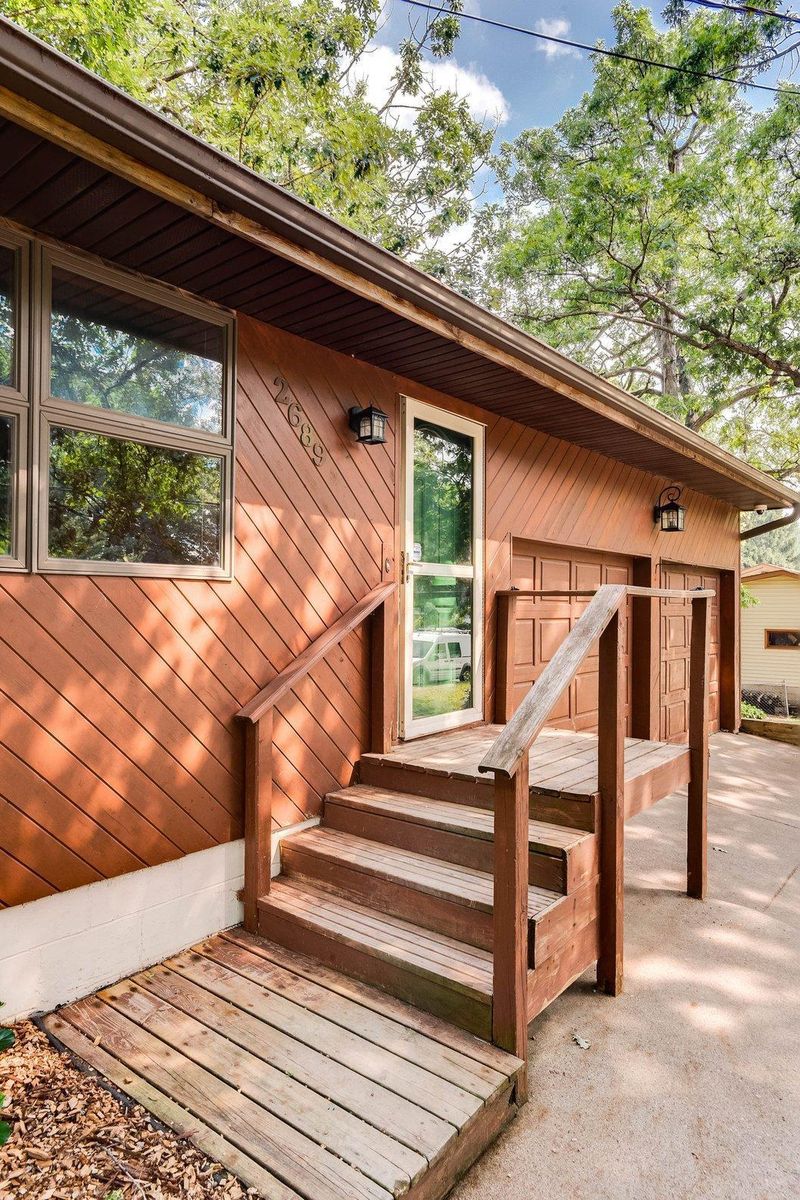 2689 Hayward Ave N, Oakdale, MN 55128