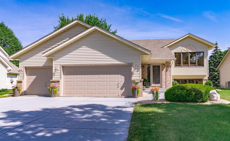 965 Wildflower Ct, Eagan, MN 55123