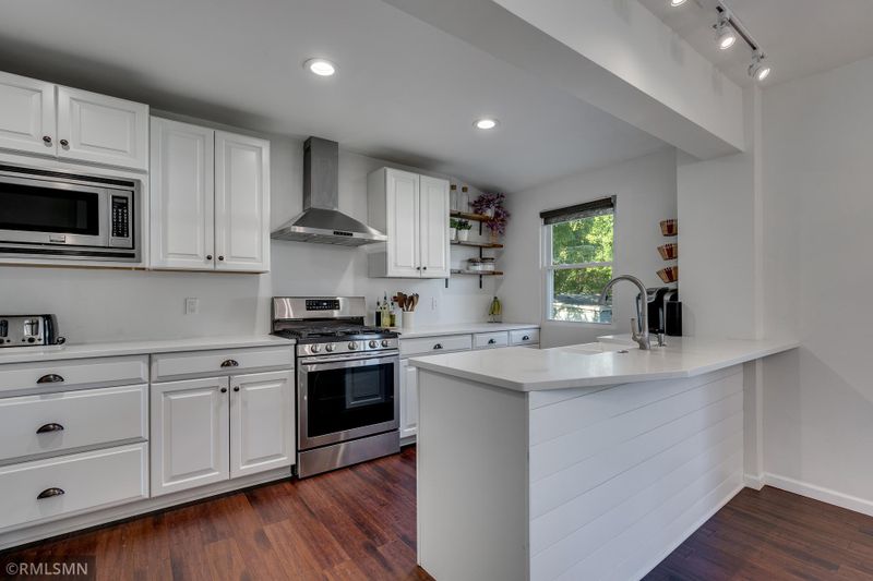 409 Harrison Ave S, Hopkins, MN 55343