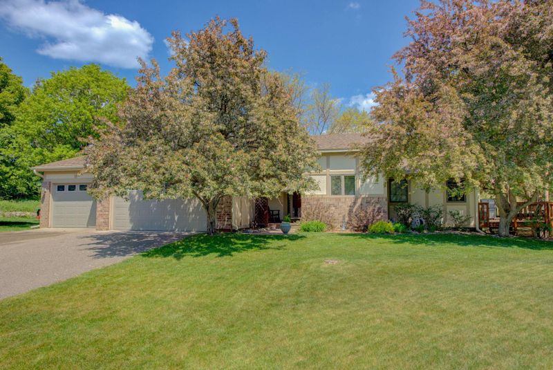 18732 Pennington Ave, Eden Prairie, MN 55346