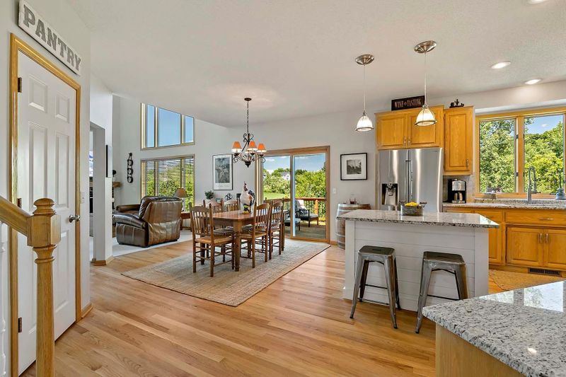 750 Lake Susan Hills Dr, Chanhassen, MN 55317