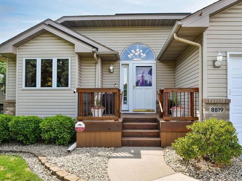 8819 Prestwick Pw N, Brooklyn Park, MN 55443