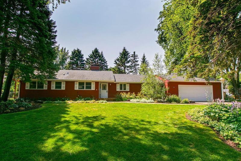 1134 Karyl Pl, Roseville, MN 55113