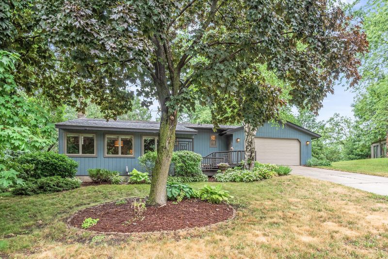 13301 Lakeview Dr, Burnsville, MN 55337