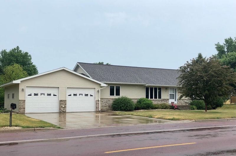413 S Range Rd, Springfield, MN 56087