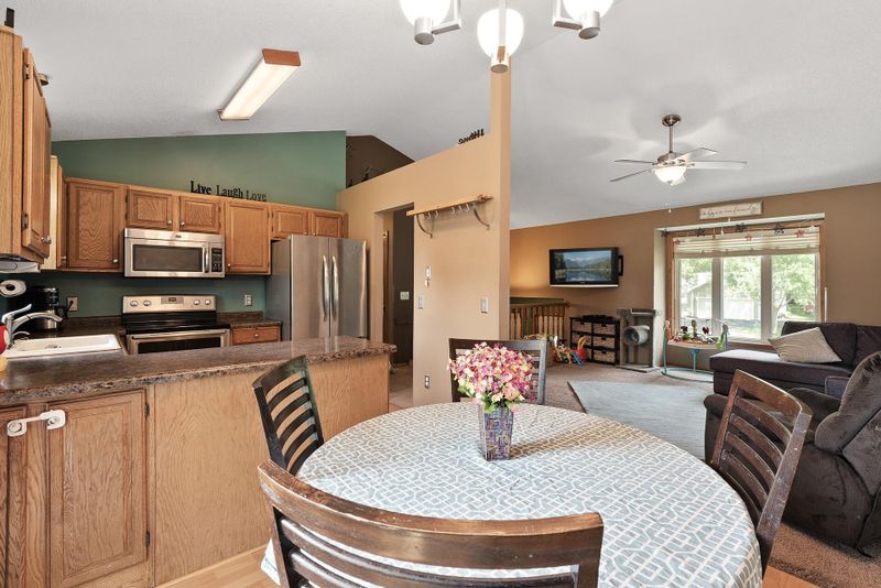 9433 Minnesota Ln N, Maple Grove, MN 55369