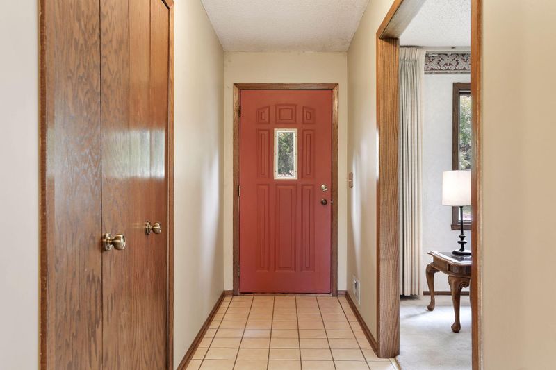 3963 Gresham Ct N, Oakdale, MN 55128