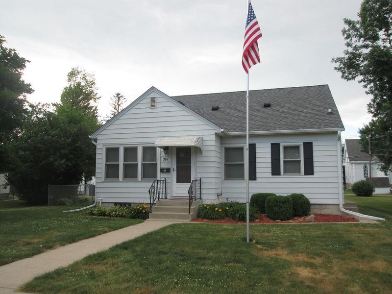 316 4th St, Kenyon, MN 55946