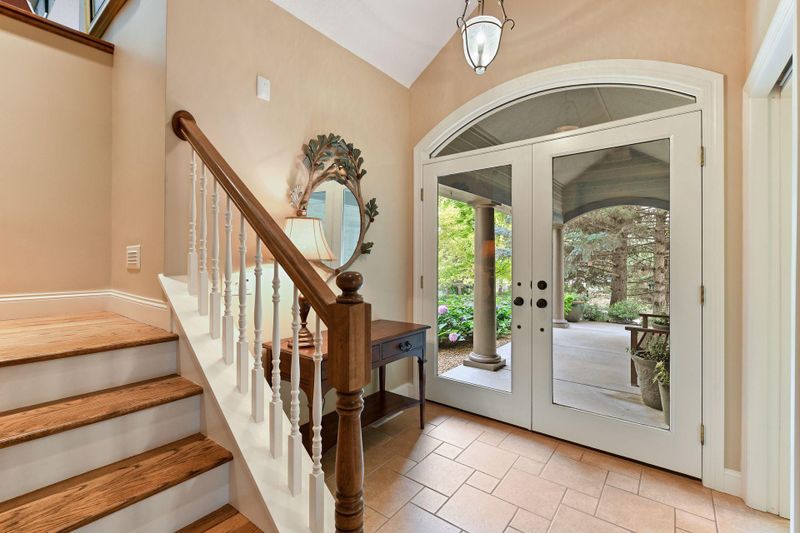 9366 Kiowa Trl, Chanhassen, MN 55317