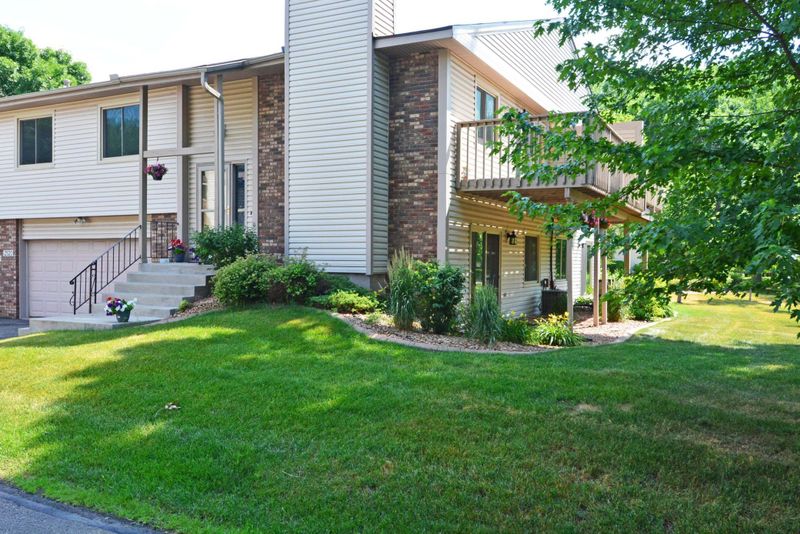 2520 Rose Ave E, Maplewood, MN 55119