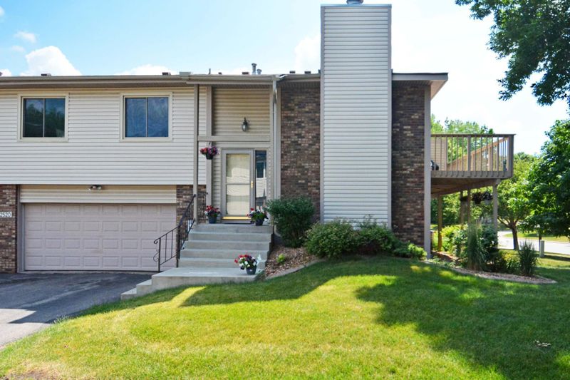 2520 Rose Ave E, Maplewood, MN 55119